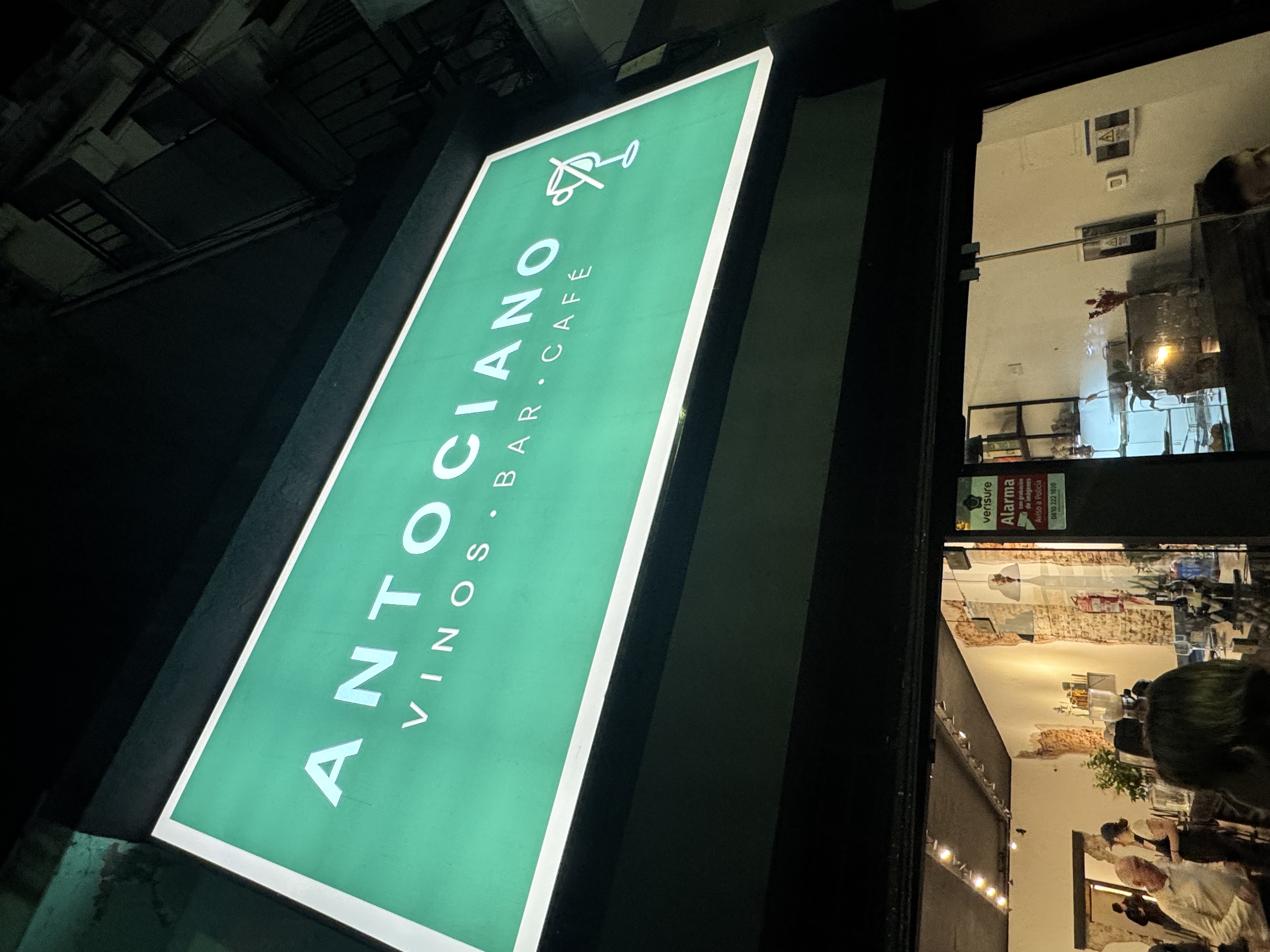 Antociano vinos & cafe